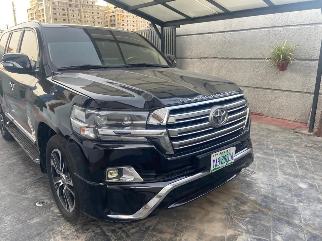 Black Toyota Land Cruiser V8 front view