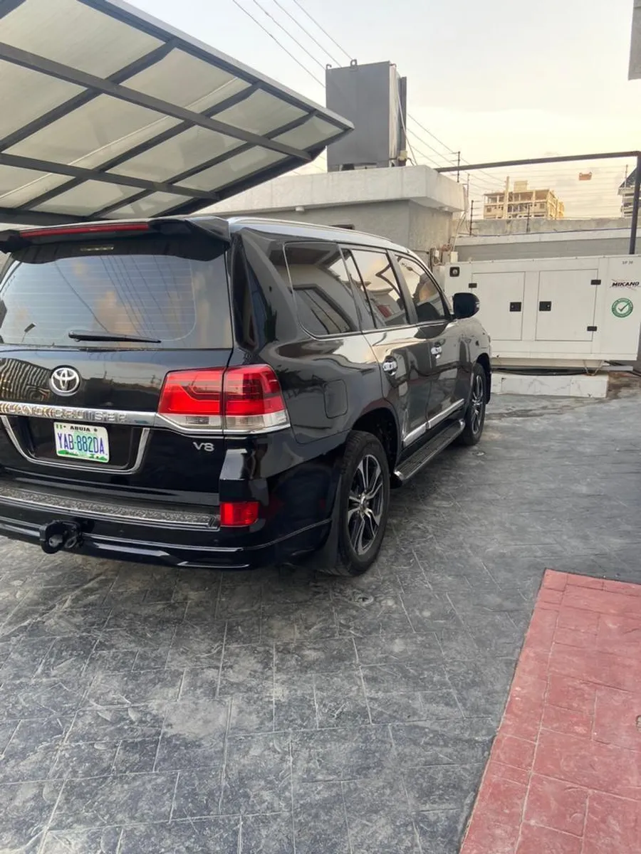 Black Toyota Land Cruiser V8 rear view